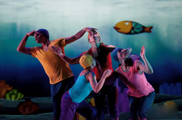 水里一样的在舞台上游动,观众佩带3d眼镜欣赏大屏幕上播放的卡通电影