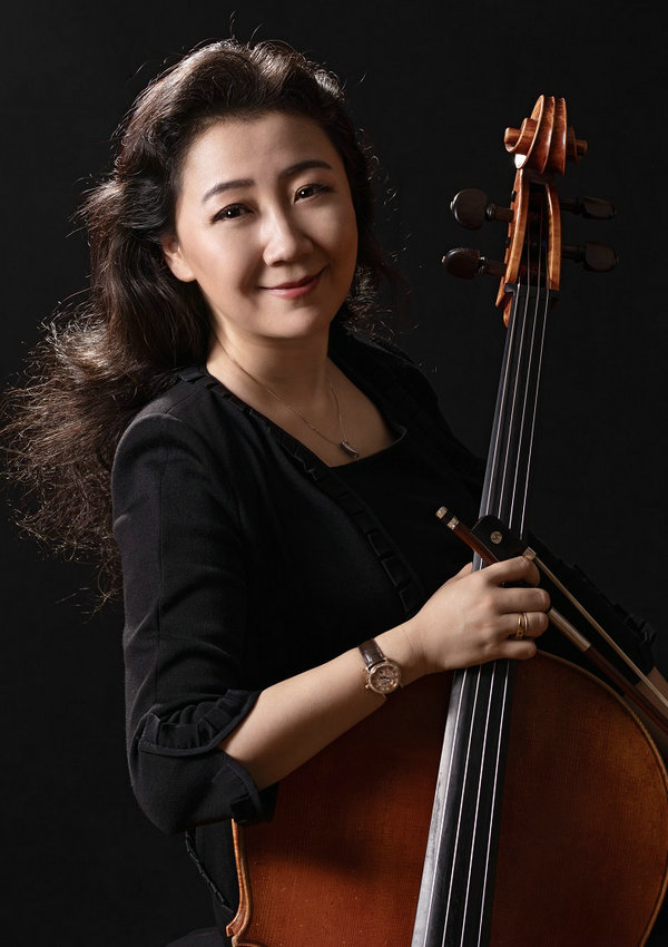 西方音乐评论家曾形容"张冰冰有一双会说话的手",他的指挥简约并且